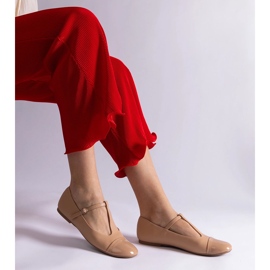 Beige balletflader med patenteret tå, fastgjort med et spænde 1