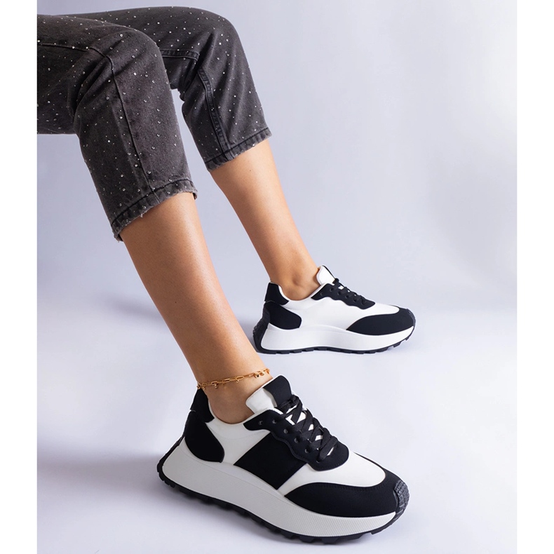 Sorte sneakers på platformen 1
