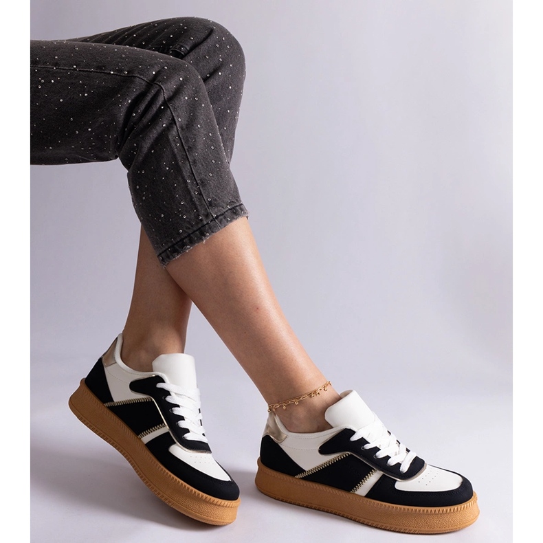 Sorte sneakers snøret på platformen 2