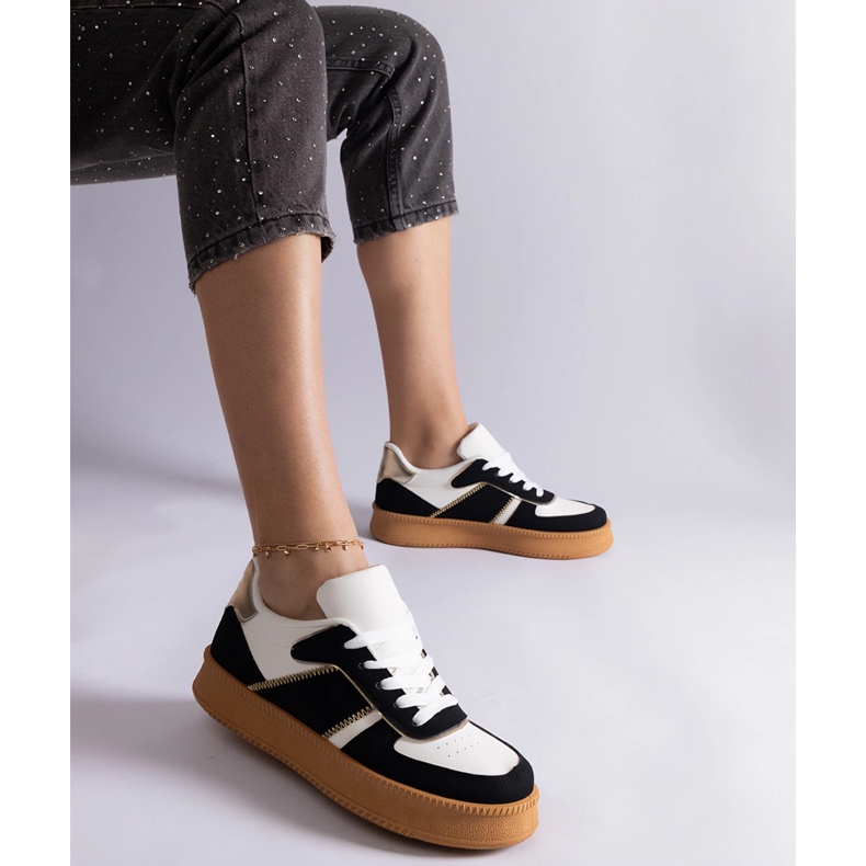 Sorte sneakers snøret på platformen 1