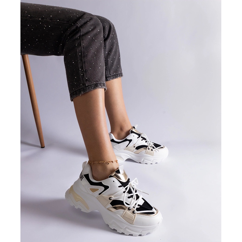Hvide og sorte sportssneakers 1