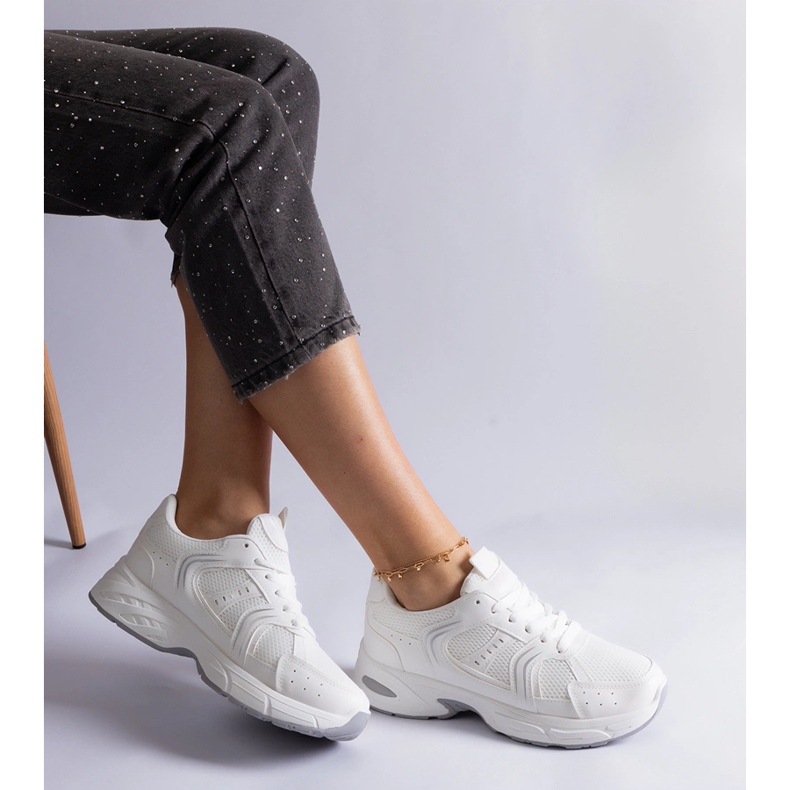 Hvide sportssneakers 2