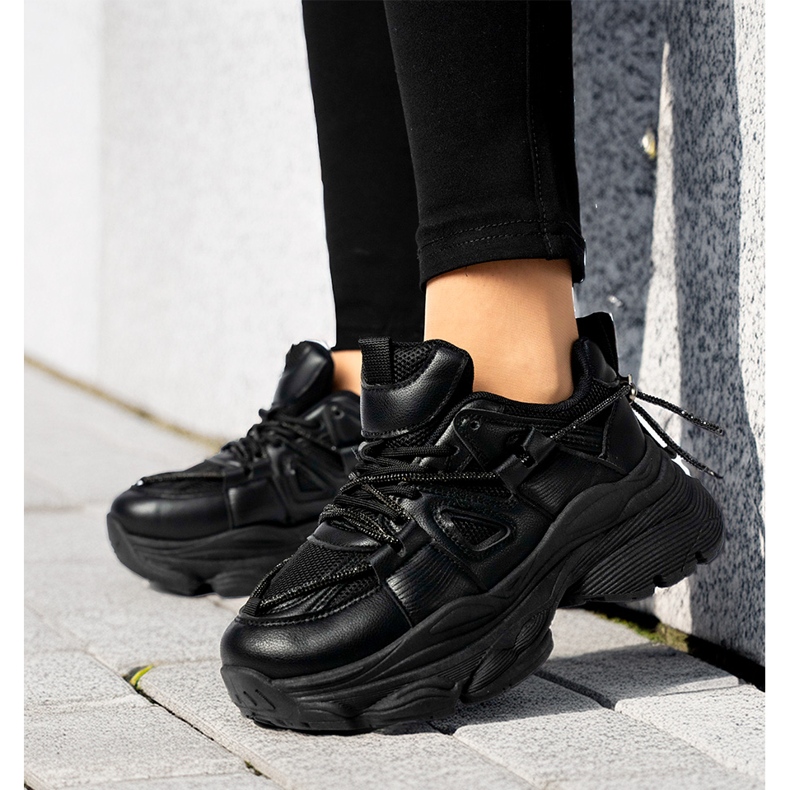 Kvinders sneakers på den sorte platform 2