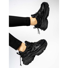 Kvinders sneakers på den sorte platform 1