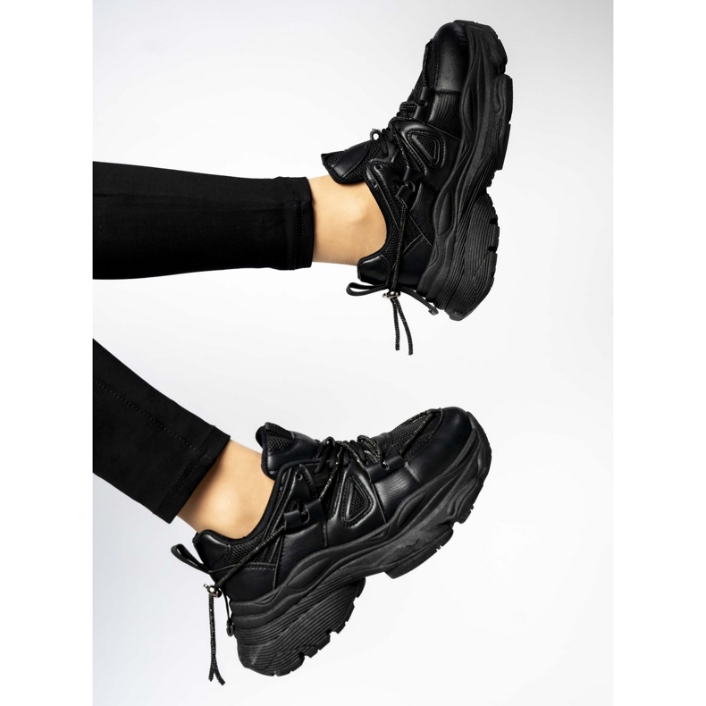 Kvinders sneakers på den sorte platform 1