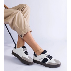 Hvide sneakers på platformen med syning 1