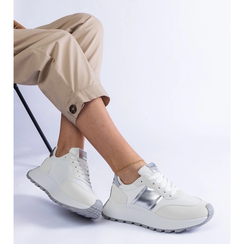 Hvide sneakers på platformen 2