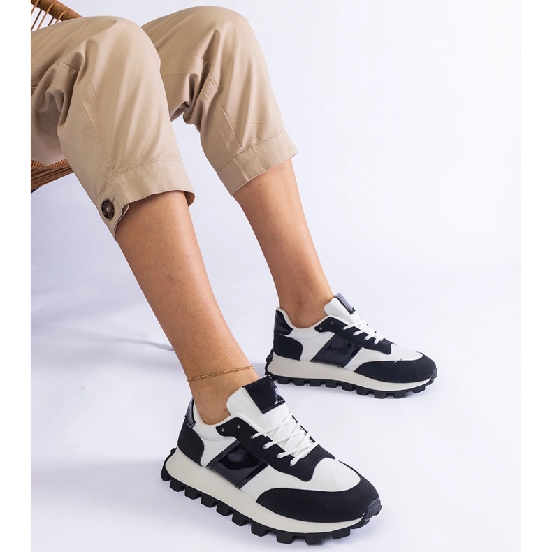 Sorte sneakers med synlig beskytter 2