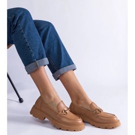 Brune loafers med øko læder med gylden dekoration beige 2
