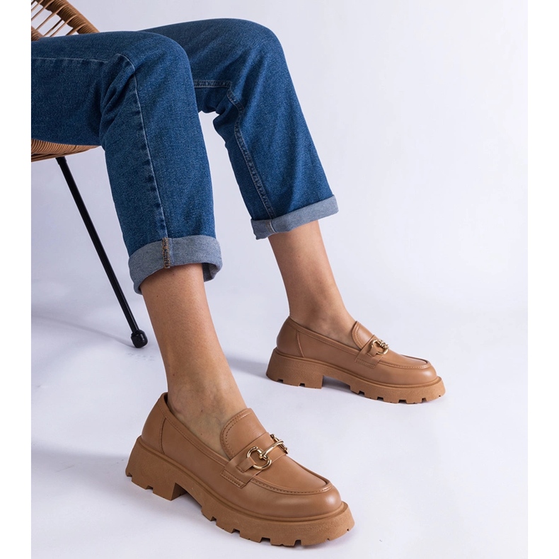 Brune loafers med øko læder med gylden dekoration beige 1