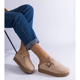 Beige kvinders flip flops på platformen med en spænde 1