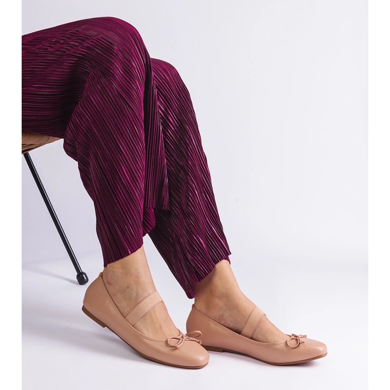 Beige ballerinas med et elastisk bånd og en dekorativ bue 2