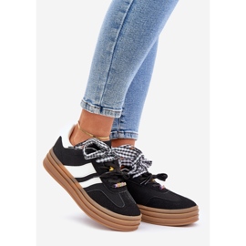 Kvinders sneakers med sorte stifter 1