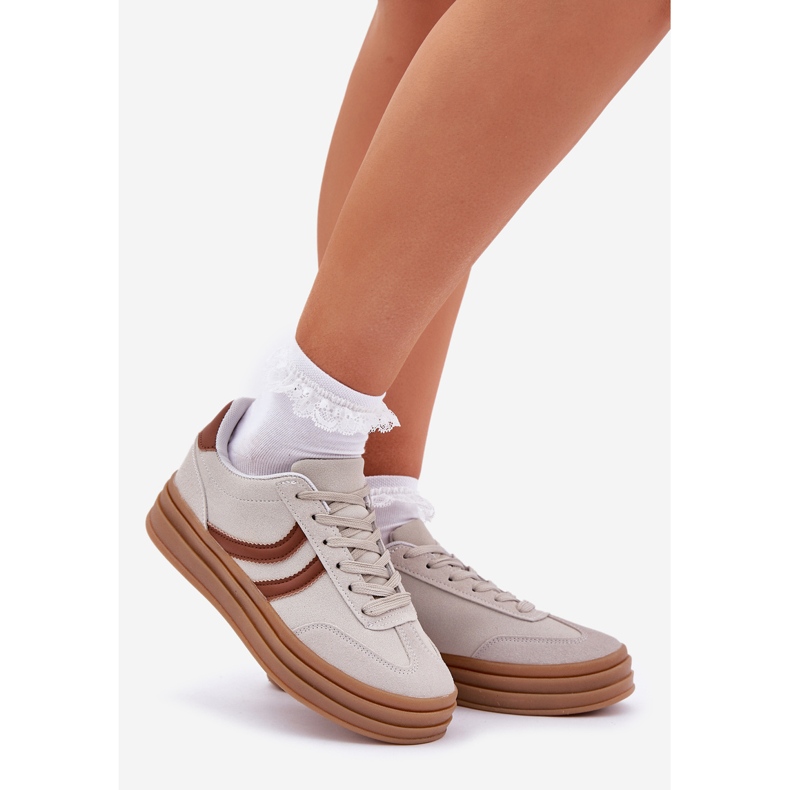 Stilfulde sneakers på den grå platform 1