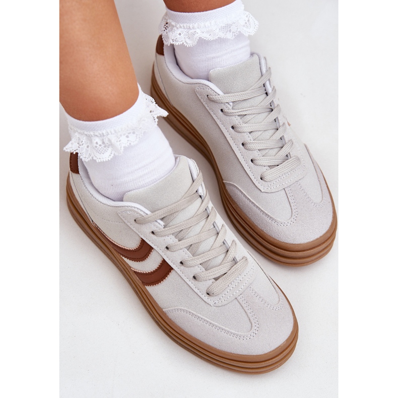 Stilfulde sneakers på den grå platform 2