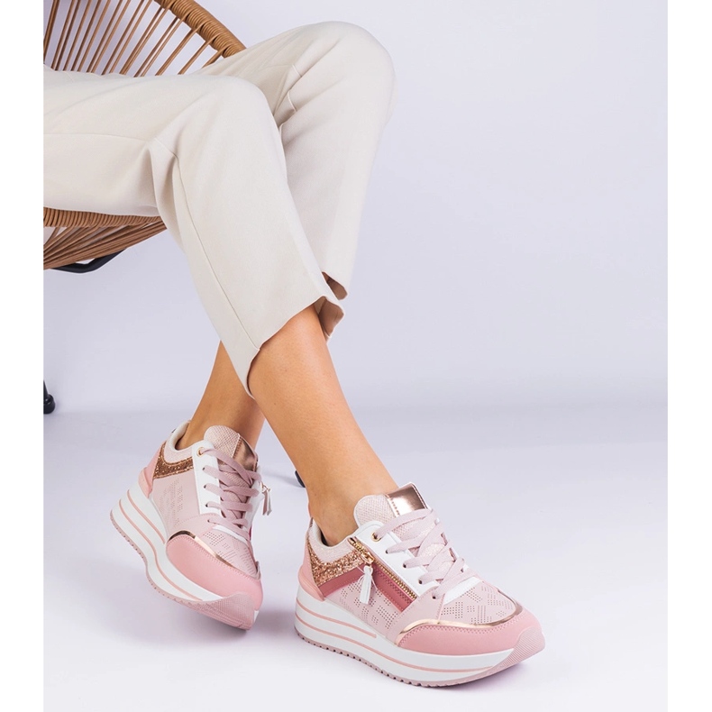 Lyserøde sports -sneakers på platformen dekoreret med glitter 1