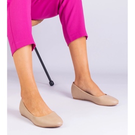 Beige ballerinas på en skjult kile af øko -læder 1