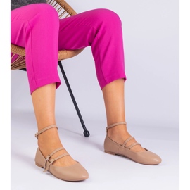 Beige ballerinas lavet af øko -læder med spænder 1