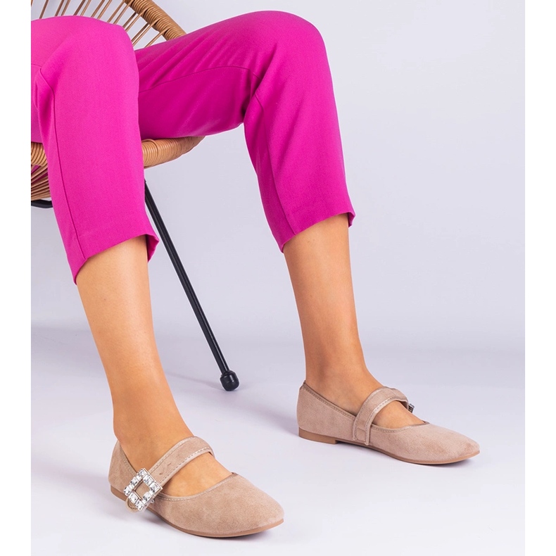 Beige ballerinas dekoreret med en spænde med krystaller 1