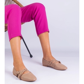 Beige ballerinas lavet af øko -læder dekoreret med spænder 1
