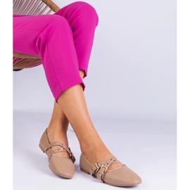 Beige ballerinas lavet af øko -læder dekoreret med spænder 2