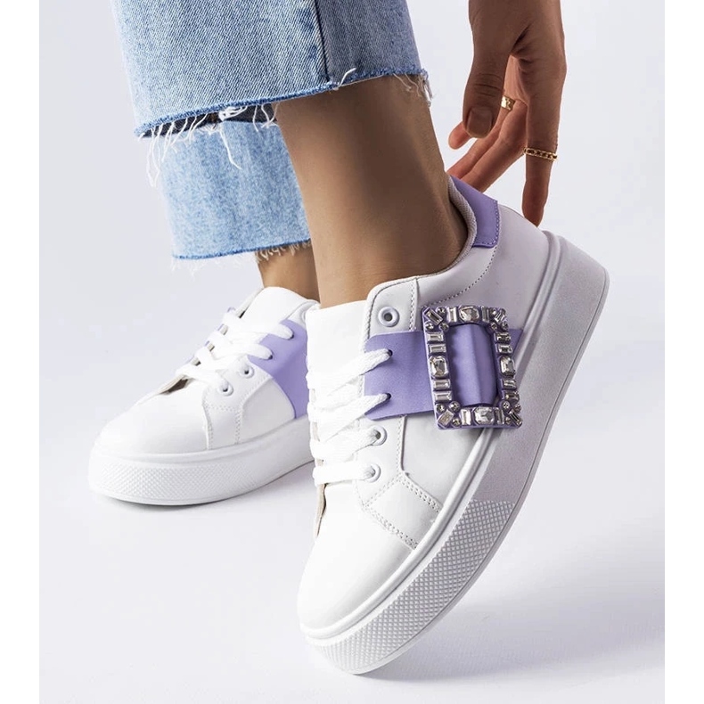 D/GMR Hvide sneakers dekoreret med et lilla Ike-spænde 1