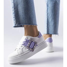 D/GMR Hvide sneakers dekoreret med et lilla Ike-spænde 2