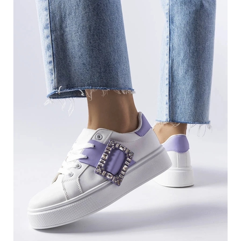 D/GMR Hvide sneakers dekoreret med et lilla Ike-spænde 2
