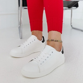D/GMR Hvide sneakers på Birikti -platformen med et sort element 2