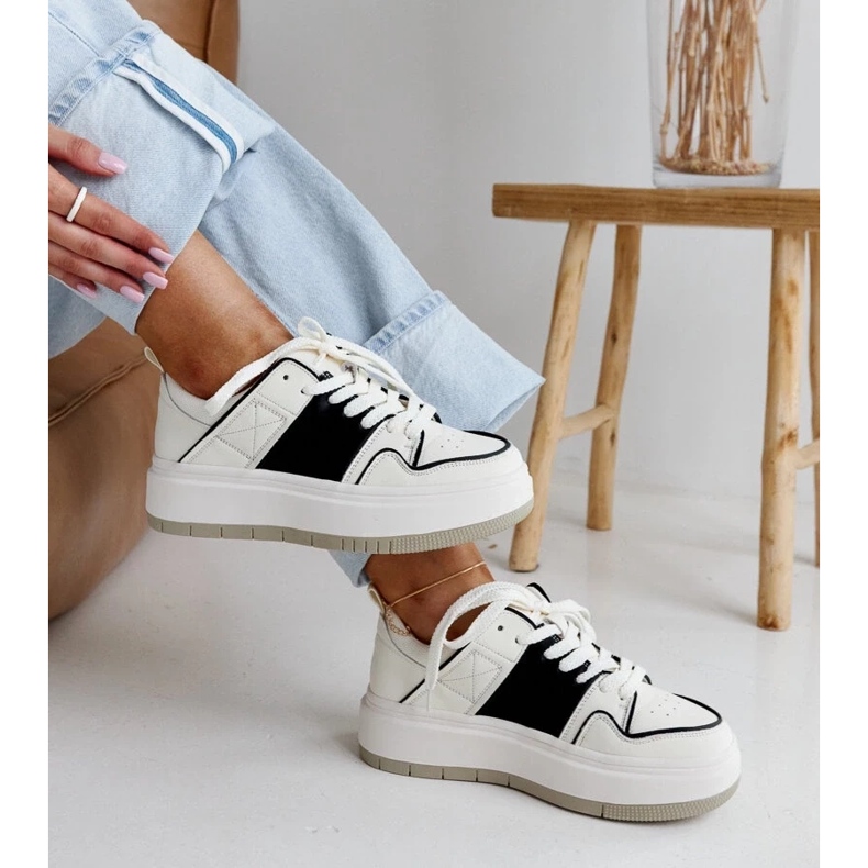 Hvide og hvide læder sneakers på den tykke sål af Abrar 2