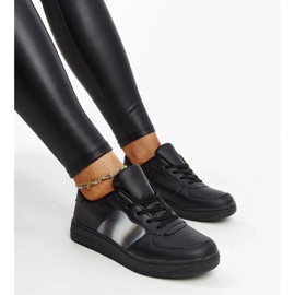 Sorte sneakers på Asmarin -platformen 2
