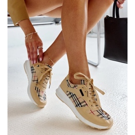 Beige sneakers i den afifah rutede 2