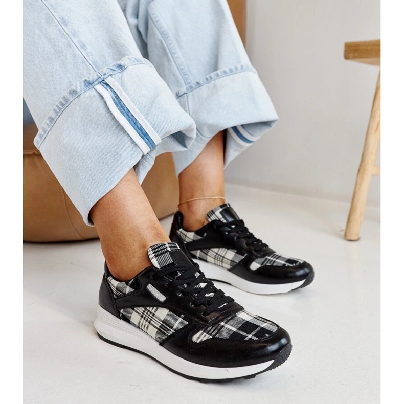 Sorte rutede sneakers 2