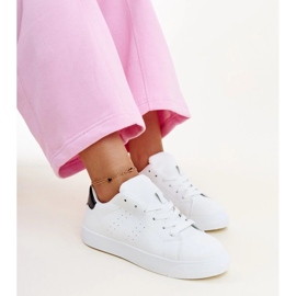 Hvide og sorte Akila sneakers 2