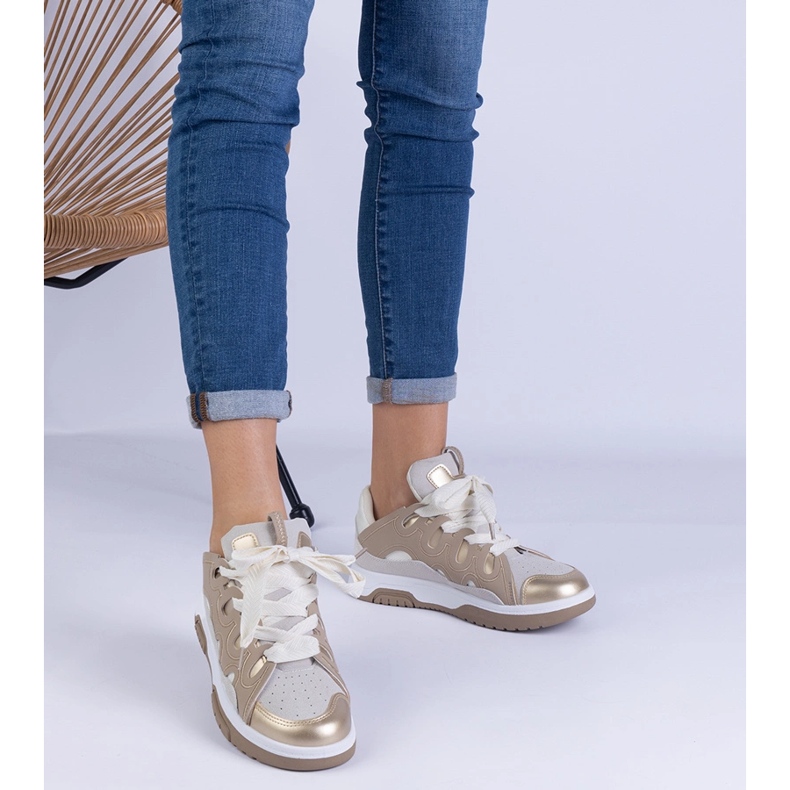 Beige kvindes sneakers med dekorativ snøring 1