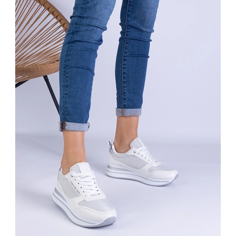 Kvinders hvide sneakers på platformen 1