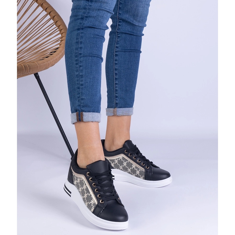 Sorte kvinders sneakers på en skjult kile 1