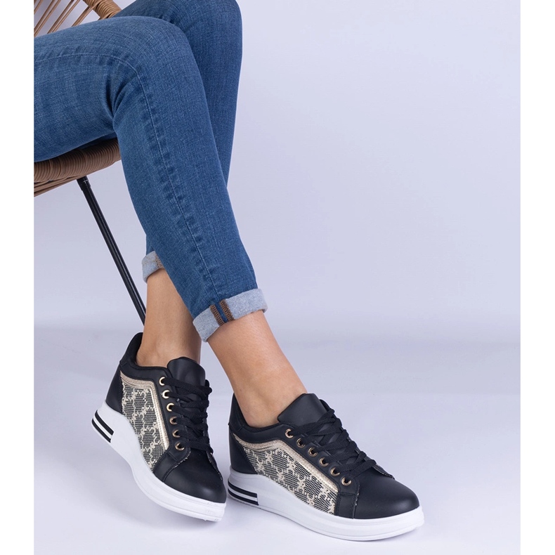 Sorte kvinders sneakers på en skjult kile 2