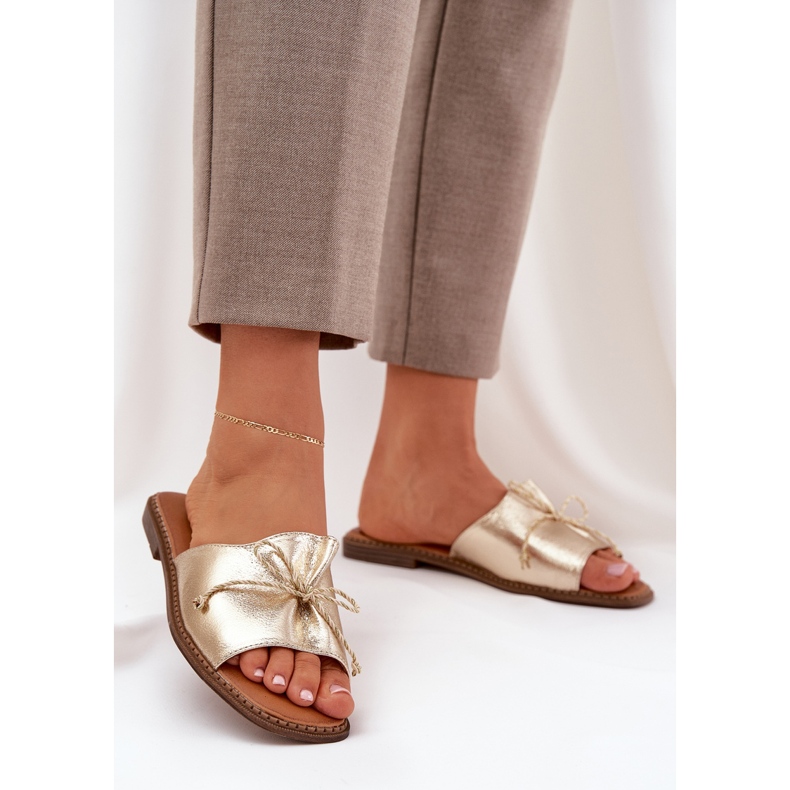 Flat sål flip flops med en dekorativ guldbue gylden 2