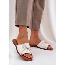 Flad sål flip flops med en dekorativ bue hvid 2