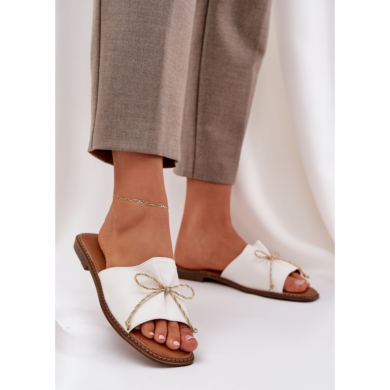 Flad sål flip flops med en dekorativ bue hvid 2
