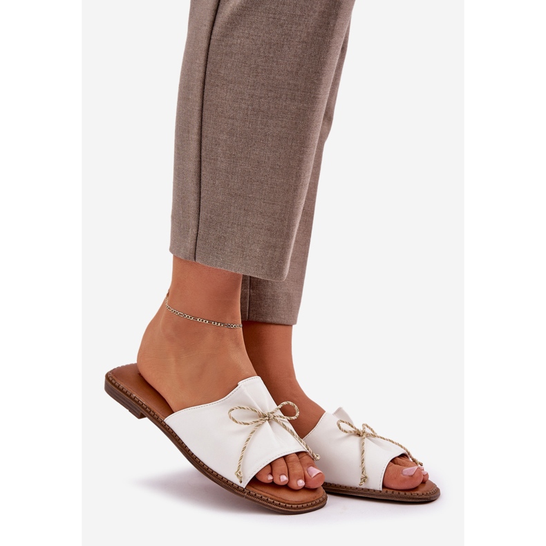Flad sål flip flops med en dekorativ bue hvid 1