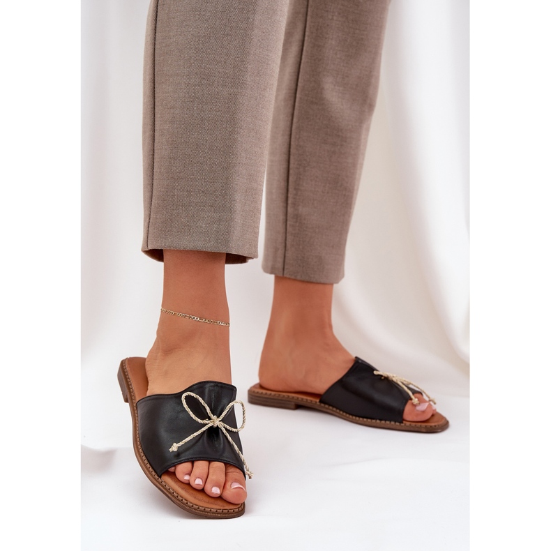 Flad sål flip flops med en dekorativ sort bue 2
