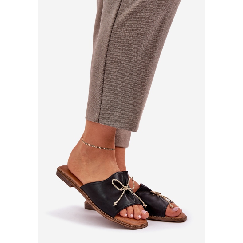 Flad sål flip flops med en dekorativ sort bue 1