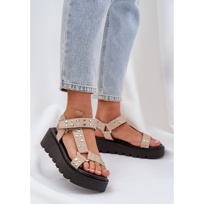 Dekorerede sandaler på beige platformen 2
