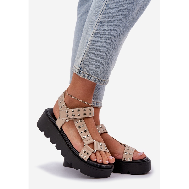 Dekorerede sandaler på beige platformen 1