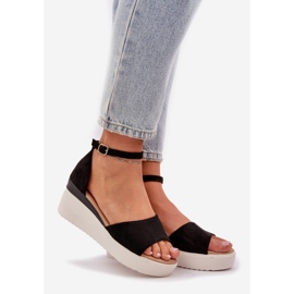 Lette sandaler på platformen og delikate sorte kiler 1