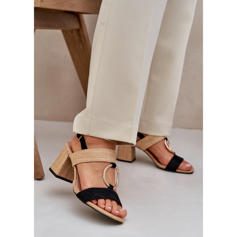 Sort og beige sandaler i baren 2