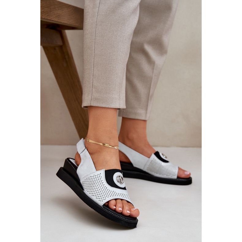 Jezzi Kvinders sandaler på en sølvkile med et ornament 2