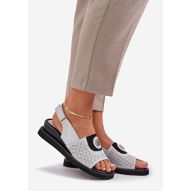 Jezzi Kvinders sandaler på en sølvkile med et ornament 1
